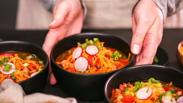 Kucharz przygotowujący potrawę